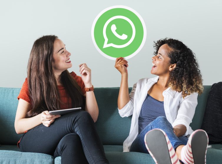 Mulheres felizes com a atualização do whatsapp